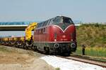 221 135-7 mit einem Materialbauzug bei V�hringen am 21.04.2007.