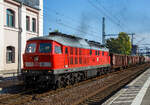 Die Ludmilla 233 322-7 (92 80 1233 322-7 D-DB) der DB Cargo, ex DB 232 322-8, ex DR 132 322-9, f�hrt am 19.09.2018 mit einem G�terzug durch den Hauptbahnhof Brandenburg an der Havel.

Die V 300 wurde 1975 von LTS (Luhanskyj Teplowosobudiwnyj Sawod auch bekannt als Lokomotivfabrik Lugansk (ehemals Woroschilowgrad)) unter der Fabriknummer 0536 gebaut und als 132 322-9 an die Deutsche Reichsbahn (DR) geliefert. Zum 01.01.1992 erfolgte die Umzeichnung in DR 232 322-8  und zum 01.01.1994 dann in DB 232 322-8. Im Jahre 2002 erfolgte dann der  Umbau und Remotorisierung mit neue zw�lfzylinder Dieselmotor: 12D49M im Ausbesserungswerk Cottbus, so erfolgte zum 06.11.2002 die Umzeichnung in DB 233 322-7.

Die Geschichte der V 300 :
In den 1960er Jahren wurde auf politischer Ebene beschlossen, dass der Traktionswandel in der DDR vor allem durch Diesellokomotiven zu erfolgen habe. Wegen der Spezialisierungsvereinbarungen innerhalb des RGW konnte der k�nftige Bedarf der DR an leistungsstarken Diesellokomotiven aber nicht mehr aus einheimischer Produktion gedeckt werden, da bei so hohen PS-Leistungen elektrische Fahrmotoren ben�tigt werden. Der im deutschsprachigen Raum �bliche dieselhydraulische Antrieb fiel damit aus.

Die damalige DR hatte bis dahin keine Erfahrung mit dieselelektrischer Antriebstechnik. Zudem gab es einen Beschluss innerhalb des RGW, dass Maschinen mit mehr als 2000 PS nicht in der DDR gebaut werden sollten, da bereits sehr viele kleinere Diesellokomotiven aus DDR-Produktion kamen und die UdSSR um ihre Vormacht bei Gro�diesellokomotiven f�rchtete. Die Versuchslok V240 blieb deshalb ein Einzelst�ck.

Neben den reinen G�terzugloks der Bauart M62 (V 200, DR-Baureihe 120) „Taigatrommel“ sollten auch 3000 PS starke, 140 km/h schnelle Loks mit elektrischer Zugheizung (sp�ter auch 160 km/h schnelle Maschinen mit 4000 PS Leistung) aus der Sowjetunion beschafft werden. Deren Konstruktion erfolgte nach den Vorgaben der DR bei der Lokomotivfabrik Luhansk (damals Woroschilowgrad). Da eine zentrale elektrische Zugheizung f�r russische Verh�ltnisse eher ungeeignet ist, mussten entsprechende Aggregate v�llig neu entwickelt werden und standen zum Lieferbeginn noch nicht zur Verf�gung.

Die Lokomotiven der Baureihe 130 (DB 230), BR 131 (DB 231), BR 132 (DB 232, 233, 234 und 241) und BR 142 (DB 242) wurden ab 1970 aus der damaligen Sowjetunion in die DDR importiert und bei der Deutschen Reichsbahn in Dienst gestellt. Die Baumuster wurden noch als V 300 auf der Leipziger Messe vorgestellt.

Von der Baureihenfamilie wurden zwischen 1970 und 1982 insgesamt 873 St�ck in Dienst gestellt. Im Volksmund sind die Dieselmaschinen unter dem Namen „Ludmilla“  gel�ufig. Heute sind bei der Deutschen Bahn nur noch aus der Baureihe 132 hervorgegangene Lokomotiven im Einsatz.

Die Umbau-Baureihe 233:
Im Jahre 2002 begann man mit dem Stabiliesierungsprogramm der BR 232, zur Erh�hung der Zuverl�ssigkeit, Verf�gbarkeit und Wirtschaftlichkeit, sowie der Reduzierung der Emissionswerte, der Umbau bestand im wesentlichen aus:
Die BR 233 erhielt einen direkteinspritzenden V-12-Zylinder-Viertakt-Dieselmotor des russischen Typs Kolomna 12D49M mit einer Nennleistung von 2.206 kW und einer maximal eingestellten Traktionsleistung von 1.900 kW ausger�stet worden. Da der Umbau f�r den russischen Motor am geringsten war, entschied man sich f�r den Einbau dieses Motors. W�hrend der Originalmotor ein 16-V-Zylinder-Dieselmotor (Kolomna 5D49) war, ist der neue Motor nur noch ein 12-Zylinder-V- Dieselmotor. Der der neue Motor hat einen Hubraum von 165,6 l gegen�ber 220,9 l des alten Motors, die fast gleiche Leistung wird u.a. durch einen h�heren Ladedruck erreicht. Dieser wurde von 1,3 bar auf nun 2,1 bar erh�ht. Aber auch der Einspritzdruck (Beginndruck 380 bar gegen�ber 320 bar) und der max. Verbrennungsdruck (140 bar gegen�ber 115 bar) sind entsprechend h�her.
Wie auch beim alten Motor k�nnen einzelne Zylindergruppen zur Dieseleinsparung bei Nichtbedarf abgeschaltet werden. Insgesamt wurden 65 Lokomotiven mit dem neuen Motor Typ Kolomna 12D49M ausgestattet und zur Unterscheidung als Baureihe 233 bezeichnet, dabei wurden die alten Ordnungsnummern beibehalten. 

System�nderungen gegen�ber dem 5D49 bestehen vor allem im Zweikreisk�hlsystem, der Ausstattung mit zwei �lw�rmetauschern und der Notabstellung mittels Notstopp bzw. Luftabsperrklappe.
Die ver�nderte Lage des Abgasturboladers des 12D49M gegen�ber dem 5D49 im Lokkasten erforderte au�erdem den Einbau eines gek�rzten Schalld�mpfers. Weiterhin wurde die Verbrennungsluftanlage auf eine mit vier Papierfiltereins�tzen best�ckte einseitige Luftansauganlage umger�stet. 

Technische Daten der BR 233:
Spurweite:  1435 mm (Normalspur)
Achsformel: Co’Co’
L�nge �ber Puffer: 20.820 mm
Drehgestellachsstand:  2 x 1.850 mm (3.700 mm)
Dienstgewicht: 122t
Radsatzfahrmasse:  20,4 t 
Anfahrzugkraft: 294 kN
Dauerzugkraft: 194 kN
H�chstgeschwindigkeit: 120 km/h
Treibraddurchmesser:  1050 mm

Motorart: direkteinspritzenden V-12-Zylinder-Viertakt-Dieselmotor mit Abgasturbolader und Ladeluftk�hlung, 4 Ventile pro Zylinder
Motorentyp: Kolomna 12D49M
Motorleistung: 2.206kW (2.999 PS) bei 1.000 U/min
Motorhubraum: 165,6 l
Ladeluftdruck: 2,1 bar
Einspritzbeginndruck: 380 bar
Max. Verbrennungsdruck: 140 bar

Leistungs�bertragung: elektrisch
Traktionsgeneratortyp: GS-501A
Traktionsgeneratorleistung:  2.190kW
Traktionsleistung: 1.830 kW (6 x 305 kW)
Anzahl der Fahrmotoren: 6 (� 305 kW)
Fahrmotortyp: ED 118 A
Tankinhalt: max. 6000 l
