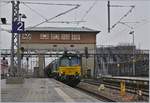 Die DE 676 (UIC 92 80 1266 004-1 D-RHC) erreicht mit einem Kesselwagenblockzug Memmingen.