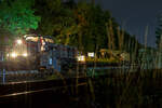 Die 271 006-9 „Julius“ (92 80 1271 006-9 D-KAF), eine Vossloh G 1000 BB, der KAF - Falkenhahn Bau AG (Kreuztal) hat am Abend des 10 Oktober 2025 auf Gleis 4, mit einem Kranzug der Hering