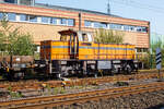Die DEW 7 (Lok 7 der Deutschen Edelstahlwerke GmbH), zuvor Edelstahlwerke Südwestfalen, rangiert am 05 September 2023 mit vierachsigen Drehgestellflachwagen am Haken, vom Anschlussgleis zurück aufs Werksgelände in Siegen-Geisweid.

Die Lok ist eine MaK G 1203 BB und wurde1986 unter der Fabriknummer 1000808 in Kiel gebaut und an die Krupp Stahl AG, Werk Siegen-Geisweid, geliefert.

Die Lokomotive MaK G 1203 BB ist eine dieselhydraulische Lokomotive, die von der Maschinenbau Kiel (MaK) gebaut wurde, die Achsfolge ist B’B’. Sie erreicht eine maximale Geschwindigkeit von bis zu 70 km/h. Eingebaut wurden Motoren von MTU (745 kW) und für sechs Exporte nach Gabun mit amerikanischen Cummins-Motoren (761 kW). Die MaK G 1203 BB wurde zwischen 1982 und 1991 in 25 Exemplaren gebaut. Sie gingen an 14 verschiedene Eisenbahnbetreiber in Deutschland. Eine Lok ging nach Schweden und sechs nach Gabun.

Im Deutschen Fahrzeugeinstellungsregister wurde für diese Bauart die Baureihennummer 98 80 0273 vergeben.

Ab 1978 wurden im dritten Typenprogramm zwei verschiedene vierachsige Loks angeboten. Die leistungsschwächere erhielt die Bezeichnung G 1201 BB. Sie setzte sich nicht so recht durch und wurde nur einmal gebaut. Als ab 1981 die leistungsstärkeren Motoren der Reihe 396 zur Verfügung standen, änderte man die Typenbezeichnung in G 1203 BB. Äußerlich kann man diese beiden Typen an ihrem Lüftungsgitter an der Vorderseite der langen Haube erkennen.

TECHNISCHE DATEN:
Spurweite: 1.435 mm (Normalspur)
Achsfolge: B´B´
Länge über Puffer 12.500 mm
Drehzapfenabstand: 5.800 mm
Achsabstand im Drehgestell: 2.400 mm
Treibraddurchmesser: 1.000 mm (neu)
größte Breite: 3.100 mm
größte Höhe über Schienenoberkante: 4.220 mm
kleinster befahrbarer Gleisbogen: 60 m
Dienstgewicht: 88 t
Kraftstoffvorrat: 2.500 l
Motor : MTU, Typ 8V 396 TC 13, ein V8-Zylinder-Dieselmotor mit Abgasturbolader und Ladeluftkühlung,
Leistung: 745 kW (1.012 PS)
Drehzahl: 1.800 U/min
Getriebe: Voith, Typ L4r4zU2

Die Deutschen Edelstahlwerke sind die deutsche Produktionsgesellschaft der Swiss Steel Group mit Hauptsitz in Luzern, Schweiz, einem der weltweit führenden Produzenten von Spezialstahl-Langprodukten. Dank des ausschließlichen Einsatzes von Stahlschrott in Elektrolichtbogenöfen zählt die Gruppe zu den europaweit relevantesten Unternehmen in der Kreislaufwirtschaft und ist im Bereich nachhaltig produziertem Stahl – Green Steel – unter den Marktführern. Swiss Steel Group verfügt über eigene Produktions- und Distributionsgesellschaften in über 30 Ländern. 

Die Eckdaten der Geisweider Eisenwerke (heute Teil der Deutschen Edelstahlwerke) :
1845: Gründung des Stahlwerks durch J.H. Dresler als Eisen- und Walzwerk
1872: Errichtung von Hochofen 1
1879: Umbennung in  Geisweider Eisenwerke AG 
1889: Inbetriebnahme des ersten Siemens-Martin-Stahlwerks
1902: Errichtung von Hochofen 2 (mit der noch existierenden Gießhalle)
Ende 1. Weltkrieg: Stillegung beider Öfen (mehrjährige Pause wegen Weltwirtschaftskriese und Quotenvorgaben für Stahlunternehmen)
1920: Aufkauf durch Thyssen und Klöckner, anschließend Teil der Vereinigten Stahlwerke AG, dem zweitgrößten Stahlproduzenten weltweit
1938: Hochofen 2 wird renoviert und modernisiert und geht wieder in Betrieb, Stillstand am Ende des 2. Weltkriegs
1948: der verbliebene Hochofen geht wieder in Betrieb
1951: auf Annordnung der Alliierten Hohen Kommission erfolgte die Zerschlagung der VESTAG und Geisweid Teil der Stahlwerke Südwestfalen AG im Verbund mit dem Stahlwerk Hagen (vorm. Eicken), den Stahlwerken Brünninghaus und der FriedrichThomée AG aus Werdohl
1972: 100 Jahre Hochofenbetrieb in Geisweid, 70 Jahre Hochofen 2 
1974: Übernahme durch Krupp (Krupp Edelstahlprofile)
1978: Installierung eines 140 t Elektrolichtbogenofen (der größte in Deutschland)
1979/1981: Stillegung/Abbruch des Hochofens 2, es war der letzte Siegerländer Hochofen
2004: das Geisweider Werk geht an die Deutschen Edelstahlwerke in der Schmolz&Bickenbach-Gruppe zur Swiss Steel Group gehörend, wieder unter dem Namen Deutsche Edelstahlwerke Specialty Steel. 

Das Stahlwerk in Siegen-Geisweid betreibt einen 140 t Elektrolichtbogenofen und eine 6-adrige Stranggießanlage, um Edelstahl-Knüppel für das eigene Stabstahlwalzwerk und die Drahtstraße in Hagen herzustellen. Der Edelstahl wird aus Schrott hergestellt. Von einstmals rund  7.000 Arbeitsplätzen sind heute noch rund 1.100 verblieben.
