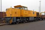   Die XR 01 (92 80 1275 846-4 D-XR) der SPITZKE RIEBEL GLEISLOGISTIK GmbH aus Buchloe (ex V 200 001 der Xaver Riebel Gleisbau) ist am 23.11.2014 mit einem Schienenwechselzug (Railer 3000) von Vossloh