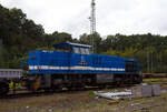 Die SPITZKE G 1206-SR-01 / 275 846-4 (92 80 1275 846-4 D-SLG) der SPITZKE SE (Großbeeren), ex XR 01 der SPITZKE RIEBEL GLEISLOGISTIK, ex V 200 001 der Xaver Riebel Gleisbau, ist am 13 September 2025, mit einigen vierachsigen Flachwagen der Gattung Rens, im Rbf Betzdorf/Sieg abgestellt.

Die MaK G 1206 wurde 2003 von Vossloh unter der Fabriknummer 1001382 gebaut und an die Xaver Riebel Gleisbau als V 200 001 geliefert.
Lebenslauf
18.03.2003 Auslieferung an Xaver Riebel Gleisbau GmbH & Co. KG, Buchloe  V 200 001 
09.12.2008 SRG - SPITZKE RIEBEL GLEISLOGISTIK GmbH, Buchloe  XR 01  (NVR-Nummer: 92 80 1275 846-4 D-XR)
Ab 01.07.2015 SPITZKE SE, Großbeeren  XR 01 (92 80 1275 846-4 D-SLG), später Umzeichnung in  G 1206-SR-01 