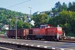   Die 294 872-7 (V90 remotorisiert), der der DB Schenker Rail, ex DB 290 372-2, ex DB 294 372-8, fährt am 27.08.2014 mit einem  Eaos-Wagen durch den Bahnhof Dillenburg zum Rangierbahnhof    Die