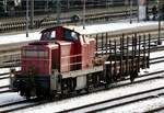 294 869-3 mit einem Rungenwagen Typ Rlmmso 58 in Ulm am 21.12.2009.