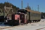 K�f 6586 rangiert mit einer Wagon am 3 J�nner 2026 in Seebrugg w�hrend das Dreik�nigsdampf.