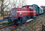   Die 332 195-7, ex DB Köf 11 195, als Denkmal-Lok beim Bahnhof Wilsenroth am 02.12.2016.