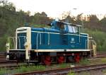 Im letztem Licht, hier im anderen Blickwinkel gegen die untergehende Sonne:  Die 261 671-2 der Aggerbahn (Andreas Voll e.K., Wiehl), ex DB V 60 671, abgestellt am 28.04.2012 in Betzdorf/Sieg.