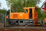   Lok 101 der SWB (Stadtwerke Bonn Verkehrs GmbH) mit Arbeitswagen am 11.04.2011 vor dem Betriebshof in Bonn-Beuel.