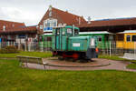 Die meterspurige dieselmechanische zweiachsige Kö 2 der Inselbahn Langeoog, heute nur noch als Denkmallok, am 13 Februar 2024 beim Insel Bahnhof Langeoog (im Ort Langeoog).

Die Kleinlokomotive ist eine Deutz OMZ 122 Meterspur, sie wurde 1937 von Klöckner-Humboldt-Deutz in Köln unter der Fabriknummer 18443 gebaut und an die Inselbahn Langeoog geliefert, wo sie bis 1985 im Einsatz war. So hat sie auf der 2,6 km kurzen Strecke in den Jahren über 216.000 km gefahren und hat dabei über 1,2 Millionen Passagiere sowie 425.000 t Güter befördert.  

Diese dieselmechanischen Lokomotiven mit der Achsfolge B, waren eine schmalspurige Variante der in großer Stückzahl (176 Stück) gebauten Deutz OMZ 122 R. Nach der in großer Stückzahl gefertigten OMZ 122 R besaß der Hersteller KHD ein Typenprogramm, Lokomotiven mit dieser Art Motor für die Spurweiten von 600 mm bis 1.076 mm zu fertigen. Es sind 62 Exemplare des Typs OMZ 122 F bekannt.

Die Meterspur Lokomotiven waren etwas schmaler und kürzer als die Regelspurloks ausgeführt. Sichtbarer Unterschied war anfangs die Ausrüstung des Führerstandes mit nur einem mittleren runden Stirnfenster. Auch im Laufwerk gab es den Unterschied, dass bei den Meterspurloks Scheibenräder mit Ausschnitten genommen wurden.

Der Motor Deutz OMZ 122 ist ein wassergekühlter Zweizylinder-Zweitakt-Dieselmotor mit in Reihe angeordneten Zylindern, der über eine Lamellenkupplung ein mechanisches Getriebe mit Wendegetriebe antrieb. Die Antriebsachse wird vom Getriebeausgang über eine Kette angetrieben, der Antrieb der anderen Achse erfolgt über Kuppelstangen. Durch diese Konstruktionsform konnte Platz gespart werden, zudem erhöht sich die Laufruhe gegenüber Fahrzeugen mit Blindwelle.

Die Federung war bei den Lokomotiven mit Blattfedern ausgeführt, die über den Achsen angeordnet sind. Die Kupplung der Wagen war mit einer sogenannten Triangelkupplung ausgeführt, eine Druckluftbremse für die Zugbremsung besaßen die Loks nicht. Die Besandungsanlage war in Fallform ausgeführt, ein Sandfallrohr war zwischen den Rädern vorhanden.

TECHNISCHE DATEN:
Spurweite: 1.000 mm
Achsfolge: B
Länge über Puffer: 4.280 mm
Achsabstand: 1.150 mm
Treibraddurchmesser: 500mm (neu)
Max. Breite: 2.500 mm
Max. Höhe ü. Schienenoberkante: 2.560 mm
Dienstgewicht:  6.800 kg
Dieselmotor: wassergekühlter Zweizylinder-Zweitakt-Dieselmotor Motortyp: Deutz OMZ 122
Motorleistung: 36 PS (26 kW) bei 600 U/min
Höchstgeschwindigkeit im Direktgang: 35 km/h
Bremsgewicht: 4.800 kg
