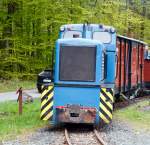   Die FGF Lok 26 eine LKM  V 10 C am 01.05.2015  bei der  Saisoneröffnung im Feld- und Grubenbahnmuseum Fortuna in Solms-Oberbiel, hier kommt sie gerade wieder mit dem Kleinbahnzug aufs