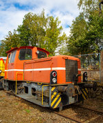 
Eine Gmeinder  vom Typ 130 PS Dieselhydraulische Rangierlokomotive (Baujahr 1964, Fabriknummer Gmeinder 5332) am 02.10.2016 beim Tag der offenen Tür der BLE Butzbach-Licher Eisenbahnfreunde e. V. in Butzbach. 

Geliefert wurde die Lok an Raab Karcher GmbH in München-Giesing. Später war sie bis 2007 für die P&G - Procter & Gamble Manufacturing GmbH (bekannt durch Babywindeln) in Worms und Neuss im Einsatz.

TECHNISCHE DATEN:
Spurweite: 1.435 mm (Normalspur)
Achsformel: B
Gewicht der Lok: 20 t
Motorleistung: 130 PS
Gebaute Stückzahl: 2