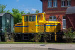 Die damalige V3 der Hespertalbahn e. V., ex 51 der Mannesmann Hüttenwerke AG in Duisburg-Huckingen, eine O&K MV 9b, am 18 Juli 2015 abgestellt vor dem alten Bahnhof in Essen-Kupferdreh.

Die Lok wurde 1956 von Orenstein & Koppel in Dortmund-Dorstfeld unter der Fabriknummer 25710 und an die Mannesmann Hüttenwerke AG in Duisburg-Huckingen (als Lok 51, später Lok 21) geliefert. Dort fuhr sie bis 1979. Von 1986 bis 2003 war sie bei Zanders Feinpapier GmbH in Bergisch Gladbach. Dann kam sie wieder zur WLH - Westfälische Lokomotiv-Fabrik Hattingen Karl Reuschling als Nr. WLH 19 bis sie 2010 als V3 zur Hespertalbahn kam. Im April 2022 wurde sie nach Fristablauf abgestellt und im August 2023 wurde die Lok nach Frankreich verkauft und überführt. 

Die 2. Dortmunder Nachkriegs-Generation, zu der auch die MV 9 gehört, zeigt sich wesentlich einheitlicher in der Konstruktion. Sie umfasste ausschließlich kettengetriebene zweiachsige Fahrzeuge mittlerer Leistungsklassen. Neben der Kraftübertragung entsprach auch der geschweißte Rahmen mit blattgefederten Achslagern weitgehend den damalig aktuellen Konstruktionsprinzipien des (Einheits-)Kleinlok-Baus.

Die Typenbezeichnung setzt sich wie bisher zusammen aus der Antriebsart (M - Motorlokomotive), der Kraftübertragung (V - Kettenantrieb) und 1/20 der Leistung. Danach folgten kleine Kennbuchstaben, um Varianten zu kennzeichnen.

TECHNISCHE DATEN:
Gebaute Anzahl: 22
Spurweite: 1.435 mm (Normalspur)
Achsformel: B
Dienstgewicht: 28 t
Länge über Puffer: 7.300 mm
Fester Radstand: 2.500 mm
Breite: 3.000 mm
Höhe: 3.600 mm
Höchstgeschwindigkeit: 25 km/h
Dieselmotor: wassergekühlter 8 Zyl. V-Motor
Leistung: 210 PS bei 1600 U/min