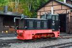 
Die 199 009-2 der Preßnitztalbahn, eine 750 mm LKM V 10 C, steht am 25.08.2013 vor dem Lokschuppen in Jöhstadt.

Die kleine Diesellok wurde 1964 vom VEB Lokomotivbau  Karl Marx  Babelsberg (LKM) unter der Fabriknummer 250 337 gebaut und an das VEB Papierfabrik Schönfeld-Wiesa geliefert, 1985 ging sie zum VEB Papierfabrik Wilischthal bis sie dann 1995 zur Preßnitztalbahn kam.

Die V 10 C ist eine schmalspurige Diesellokomotive für Werk- und Anschlussbahnen. Die Lokomotive wurde von 1959 bis 1975 in einer Serie von 496 Exemplaren im VEB Lokomotivbau Karl Marx Babelsberg (LKM) für Spurweiten von 600 bis 1067 mm gebaut.

Der Loktyp V 10 C gehörte zum zweiten Diesellok-Typenprogramm der DDR. Die schmalspurige Diesellokomotive, für Werk- und Anschlussbahnen, wurde von 1959 bis 1975 in einer Serie von 496 Exemplaren im VEB Lokomotivbau Karl Marx Babelsberg (LKM) für Spurweiten von 600 bis 1067 mm gebaut. Die Vorgängerbaureihe war die Ns 4 c. 

Der Loktyp wurde in der Spurweite 600 bis 762 mm mit  Außenrahmen oder in den Spurweiten 900 bis 1.067 mit Innenrahmen gebaut. Für den Export wurde auch eine Tropenausführung mit wassergekühltem Motor und seitlich offenen Führerhauses angeboten.

Diese Lok hat die Regelausführung, einen luftgekühlten 6-Zylinder-Reihen-Dieselmotor 6 KVD 14,5 SRL vom VEB Dieselmotorenwerk Schönebeck. Mit einer Leistung von 102 PS (75 kW) eignete sich die V 10 C für Feld- und Werksbahnen mit hohen Transportleistungen. In Abmessungen und Bauform hat die Lok eine gewisse Ähnlichkeit mit der Ende der 30er Jahre für die Wehrmacht entworfenen Heeresfeldbahnlokomotive HF 130 C. Technisch stellt sie wegen ihrer Getriebebauart eher einen Rückschritt dar. Die Kraftübertragung erfolgt über ein mechanisches Vierganggetriebe auf eine unter dem Führerhaus liegende Blindwelle und von dort über Kuppelstangen auf die 3 Achsen.

Technische Daten:
Spurweite: 750 mm
Achsformel: C
Leistung: 102 PS (75 kW)
Dienstgewicht: 16,0 t
Länge über Puffer: 5.340 mm
Höhe: 2.660 mm
Breite: 1.840 mm
Achsstand: 2 x 900
Treibraddurchmesser: 700 mm
Zugkraft: 4.900 kg
Geschwindigkeit: 24 km/h
Kleinster bef. Halbmesser: R 20 m
Leistungsübertragung: mechanisch
Tankinhalt: 160 l
Zustand: betriebsfähig
