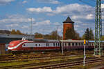 Der TEE Verbrennungsmotor-Triebk�pfe (Maschinenwagen / VT 11.5) DB 601 013-6 (95 80 0601 013-5 D-DB), ex DB VT 11 5013, steht am 21 April 2023 beim DB BW Lichtenfels, aus einem fahrenden Zug heraus