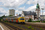 
Zwei gekoppelte dieselelektrische Doppeltriebwagen vom Typ LHB VT/VS 2E (BR 609.0) der TSB - Taunusbahn (zur HLB - Hessische Landesbahn) stehen am 11.08.2014 im Bahnhof Bad Homburg zur Abfahrt nach Gr�venwiesbach bereit.

Der Bahnhof Bad Homburg liegt bei km 19,0 an der Homburger Bahn (KBS 645.5) und wurde am 26. Oktober 1907 in Betrieb genommen. Dieser neue Durchgangsbahnhof in Bad Homburg ersetzte zwei �ltere Bahnh�fe.  

Genaue Beschreibung der Triebwagen  unter: http://hellertal.startbilder.de/bild/deutschland~unternehmen~hlb-hessische-landesbahn-2/359594/vt2e-15a--vs2e-15b-95.html
