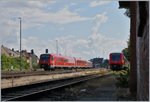 W�hrend rechts im Bild ein VT 611 pausiert, erreicht von Ulm kommend zwei VT 611 den Bahnhof Friedrichshafen Stadt.