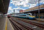 Der tschechische Pendolino 681 007-1 / 681 007-0 der ČD (Česk� dr�hy) erreicht am 19.04.2023 als SC 512 (SuperCity) vom Bahnhof Cheb (Eger). W�hrend links der  RegioSwinger  612 472 / 612 972 der DB Regio Bayern als RE 33 via Marktredwitz nach N�rnberg Hbf zur Abfahrt bereit steht.

Der Pendolino f�hrt die Verbindung Bohum�n (Oderberg) - Prag - Franti�kovy L�zně (Franzensbad). 

Nochmals einen lieben Gru� an den netten Lokf�hrer zur�ck.