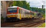 Der Dieseltriebzug 628 677-7 / 928 677-4 Daadetalbahn der Westerwaldbahn (WEBA) fährt am 30.05.2013 vom Bahnhof Betzdorf (Sieg) in Richtung Daaden los.