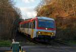   Der Dieseltriebzug 628 677-7 / 928 677-4 der Westerwaldbahn (WEBA) fährt am 23.12.2015 von Betzdorf/Sieg als RB 97  Daadetalbahn   in Richtung Daaden.