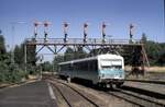 628 542-0 fährt unter der Formsignal-Brücke in Bad Harzburg ein am 31.07.1999.