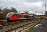 Der Dieseltriebzug 642 060 / 642 560 (95 80 0642 060-7 D-DB / 95 80 0642 560-6 D-DB) ein Siemens Desiro Classic der Kurhessenbahn (geh�rt zur DB Regio AG), f�hrt am 08.01.2022, als RB 94 „Obere Lahntalbahn“ (Betzdorf - Siegen - Kreuztal - Erndtebr�ck - Bad Laasphe - Biedenkopf - Marburg), durch Kreuztal und erreicht bald den Bahnhof Kreuztal.

Der Desiro Classic wurde 2000 von Siemens in Uerdingen (ex DUEWAG) gebaut, der VT 642 060 unter der Fabriknummer 91632 und der VT 642 560 unter der Fabriknummer 92048 gebaut.
