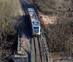 Ich befinde mich am 05.02.2012 �ber dem Herdorfer Tunnel, unten auf der KBS 462 f�hrt die Hellertalbahn mit einem Ihrer Stadler GTW 2/6 in Richtung Betzdorf, gleich geht es �ber die Heller und die