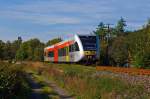 Der VT 128 der vectus Verkehrsgesellschaft mbH (ein Stadler GTW 2/6) am 24.09.2013 kurz vor dem Bahnhof Unnau-Korb.