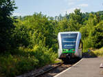 Der Stadler GTW 2/6 WEBA 109 (95 80 0946 409-9 D-WEBA / 95 80 0646 409-2 D-WEBA / 95 80 0946 909-8 D-WEBA) der Westerwaldbahn des Kreises Altenkirchen GmbH (WEBA), ex HLB VT 509 109, verlässt als