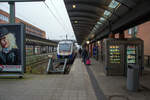Der LINT 41-Triebwagen VT 648 083 (95 80 0648 083-3 D-NWB) / VT 648 583 (95 80 0648 583-2 D-NWB) der NordWestBahn steht am 11 M�rz 2024 (8:00Uhr) im Hauptbahnhof Wilhelmshaven, als RB 59 Esens