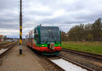 Der DUEWAG RegioSprinter 654 045-3 (95 80 0654 045-3 D-GWTR) der GW Train Regio a.s., ex VT 45 der Die Länderbahn, erreicht am 18.04.2023, als GW 7108 von Marianske Lazne (Marienbad) via Becov nad Teplou(Petschau) kommend, den Zielbahnhof Karlovy Vary dolní nádraží (Karlsbad unterer Bahnhof).

Der RegioSprinter wurde 1997 von DUEWAG (Düsseldorfer Waggonfabrik AG) im Werk Uerdingen unter der Fabriknummer 91699 gebaut und an die Regental Bahnbetriebs-GmbH geliefert. Im Mai 2017 wurde er an die GW Train Regio nach Tschechien verkauft, ist aber weiterhin in Deutschland eingestellt. Vor der Inbetriebnahme in Tschechien wurde eine Modernisierung bei CZ Loko durchgeführt.