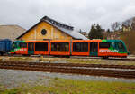 Der DUEWAG RegioSprinter 654 045-3 (95 80 0654 045-3 D-GWTR) der GW Train Regio a.s., ex VT 45 der Die Länderbahn, steht am 20.04.2023, beim Lokschuppen beim Bahnhof Becov nad Teplou(Petschau).

Der RegioSprinter wurde 1997 von DUEWAG (Düsseldorfer Waggonfabrik AG) im Werk Uerdingen unter der Fabriknummer 91699 gebaut und an die Regental Bahnbetriebs-GmbH geliefert. Im Mai 2017 wurde er an die GW Train Regio nach Tschechien verkauft, ist aber weiterhin in Deutschland eingestellt. Vor der Inbetriebnahme in Tschechien wurde eine Modernisierung bei CZ Loko durchgeführt.
