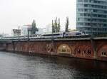 PKP 370 003 mit IC Berlin - Warschau auf der Jannowitzbr�cke in Berlin am 24.10.2019.