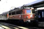 ÖBB 1018.08 mit Nahverkehrszug in Passau am 02.08.1986.