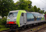 Die BLS Cargo 502, Re 486 502-8/E 486 502 SF  The Alpinists in Europa  (91 85 4486 502-8CH-BLSC) f�hrt am 07 Juli 2025 mit einem HUPAC KLV-Zug durch Kirchen (Sieg) in Richtung K�ln.