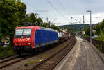 Die am die SBB Cargo International AG vermietete Re 482 011-4 „ChemOil“ (91 85 4482 011-4 CH-SBBC) der SBB Cargo AG fährt am 01 August 2025, mit einem KLV-Zug (HUPAC-Ganzzug) durch