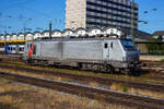 Die Alstom Prima BB 37020 (91 87 0037 002-5 F-AKIEM) der Akiem, ex Fret SNCF 437020, steht am 01 Juli 2025 beim Hauptbahnhof Koblenz und sonnt sich.

Die Mehrsystemlok Alstom Prima EL3U/4 wurde 2004 unter der Fabriknummer FRET T 020 von Alstom gebaut und an die Fret SNCF geliefert. Sie hat die Zulassungen für Frankreich und Deutschland.
