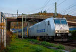 Die an die RTB Cargo vermietete 185 539-4 (93 81 0185 539-4 A-SRI) der SRI Rail Invest GmbH (Gundremmingen) fährt am 13 November 2025 mit einem geschlossen Doppelstock- Autotransportzug der ARS
