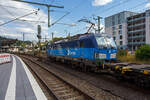 Die 383 021-3 „Napříč Evropou/Quer durch Europa“ (91 54 7383 021-3 CZ-CDC) der ČD Cargo a.s. (Praha/Prag) fährt am 21 August 2025, mit einem leeren Containertragwagenzug, durch Betzdorf/Sieg in Richtung Siegen.

Die Multisystemlokomotive Siemens Vectron MS wurde 2024 von Siemens Mobilitiy in München-Allach unter der Fabriknummer 23656 gebaut. Sie wurde in der Variante A54-5e ausgeführt und hat so die Zulassung für Tschechien, Deutschland, Österreich, Slowakei, Polen, Ungarn, die Niederlande und Belgien (CZ / D / A / B / NL / SK / H / PL). So besitzt die Vectron Variante MS A54 folgende Zugsicherungssysteme: ETCS BaseLine 3, sowie für Deutschland (PZB90 / LZB80 (CIR-ELKE I)), für Österreich (ETCS Level 1 mit Euroloop, ETCS Level 2, PZB90 / LZB80), für Polen (SHP), Slowakei und Tschechien (LS (Mirel)), Ungarn (ETCS Level 1, EVM (Mirel)), für die Niederlande (ETCS Level 1, ETCS Level 2, ATB-EGvV) und für Belgien (ETCS L1, ETCS L2, TBL1+).