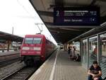 101 131-1 mit lokbespanntem ICE Nr.1000, ex Metropolitan in Augsburg am 31.05.2015.
