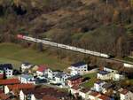 101 129-5 rot, zieht und 101 050-3 mit Werbung Jugend forscht am Zugende bei Geislingen West am 08.11.2015.
