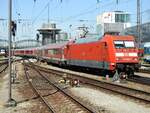 101 096-6 mit D-Zug (ex IC-Wagen) in München am 09.06.2019.