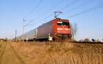 101 062-8 zieht und am Zugende schiebt 101 116-2 einen IC bei Neu-Ulm Pfuhl durch einen Baustellenbereich am 01.03.2020.