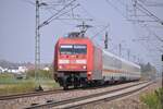 101 084-2 mit IC bei Neu-Ulm Pfuhl am 22.04.2022.