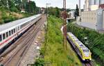 101 061-0 mit IC aus Stuttgart und 622 817 von SWEG aus Langenau bei der Goldochsen-Brauerei in Ulm am 28.07.2022.
