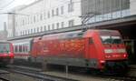 101 047-9 mit Werbung Feuerwehr in Ulm Hbf am 08.11.2008.