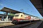 101 110-5 mit Werbung 50 Jahre Intercity mit IC in Günzburg am 28.09.2023.