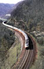 103 mit IC auf dem Mühltalfelsendamm der Geislinger Steige am 16.04.1983.