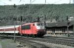 103 128-5 mit IC in alter Farbgebung in Geislingen Steige am 09.05.1998.
