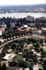 103 mit IC beim Gartenausstellungsgelände Planten und Bloomen,in Hamburg - vom Fernsehturm aus gesehen am 05.07.1981.